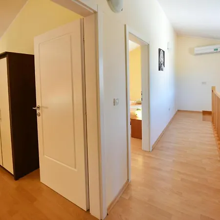 Villa Kmacici 377 *