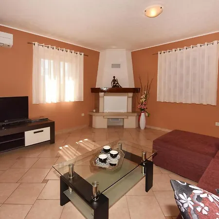 Villa Kmacici 377 *