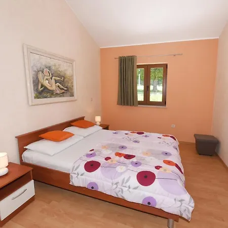 Kmacici 377 * Sveti Lovrec Pazenaticki